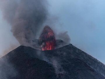 A small lava fountain and the effusive vent beneath the crater rim. (Photo: Tom Pfeiffer)