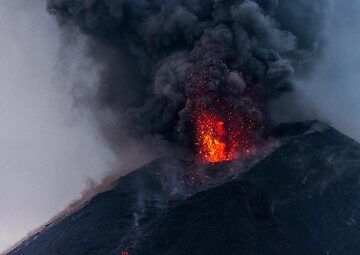 Actividad estromboliana en Krakatau la tarde del 19 de noviembre de 2018 (Photo: Tom Pfeiffer)