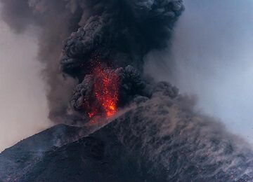 At the end of the paroxysm during 17-19 Nov, we spent several hours on the boat in about 700 m straight-line distance from the crater, to observe near-continuous explosive activity in the afternoon and evening of 19 Nov. It ranged from weak fountaining to mild to strong strombolian explosions with or without significant ash emissions: (Photo: Tom Pfeiffer)