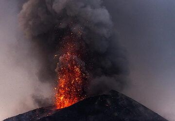 Explosion riche en lave rouge (1/2 images à une seconde d'intervalle) (Photo: Tom Pfeiffer)