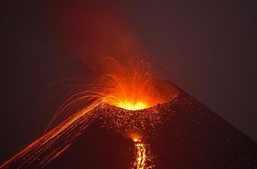 Mild strombolian explosion and the weakly alimented lava flow. (Photo: Tom Pfeiffer)