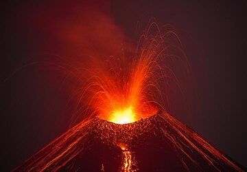 Strombolianischer Ausbruch am Krakatau am Abend des 19. November 2018 (Photo: Tom Pfeiffer)