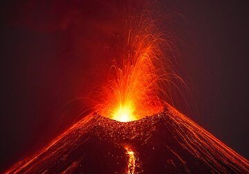 Mild strombolian eruption. (Photo: Tom Pfeiffer)