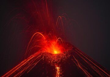 Another moderate strombolian explosion... (Photo: Tom Pfeiffer)