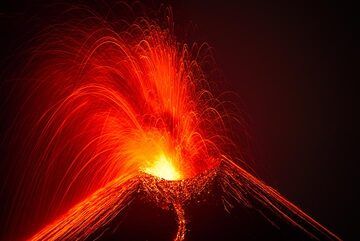 A moderately strong eruption with almost all ejections to the left (west). (Photo: Tom Pfeiffer)