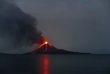 Vista de la erupción del Anak Krakatau y la columna de ceniza durante la noche del 19 al 20 de noviembre de 2018. (Photo: Tom Pfeiffer)