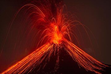 A very strong strombolian explosion early in the morning of 20 Nov. (Photo: Tom Pfeiffer)
