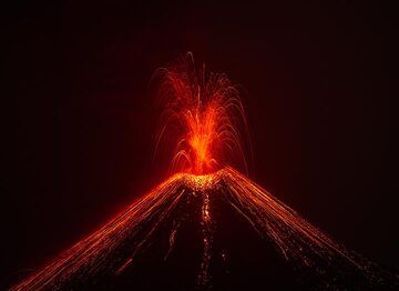 Symmetrischer, nahezu vertikaler Ausbruch des Anak Krakatau am frühen 20. November 2018. (Photo: Tom Pfeiffer)
