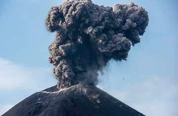 Ash plume from the same explosion a few seconds later. (Photo: Tom Pfeiffer)