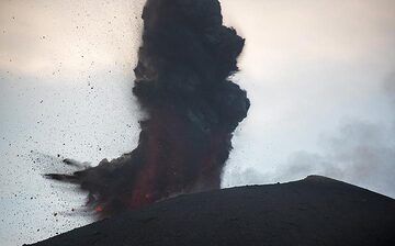 Début d'une explosion de taille moyenne riche en cendres au coucher du soleil. (Photo: Tom Pfeiffer)