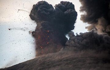 Aus 800 m Entfernung scheint eine Eruption zu sein. (Photo: Tom Pfeiffer)