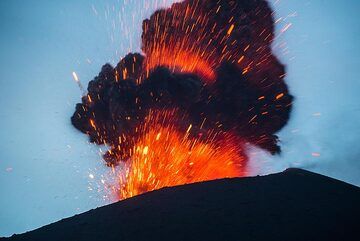 At the beginning of the blue hour, a very bright eruption occurs to the joy of every one. (Photo: Tom Pfeiffer)