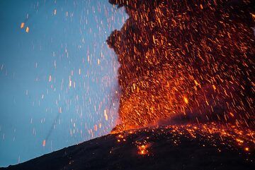 Lava-rich strombolian explosion at Krakatau on the evening of 20 Nov 2018. (Photo: Tom Pfeiffer)