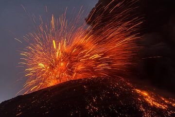 A few seconds later, another eruption occurs. (Photo: Tom Pfeiffer)