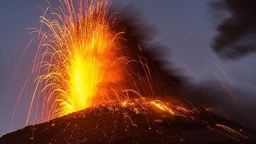 Brillante erupción estromboliana en Anak Krakatau la noche del 20 de noviembre de 2018. (Photo: Tom Pfeiffer)
