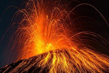 This eruption covered the eastern slope of the cone with incandescent material. (Photo: Tom Pfeiffer)