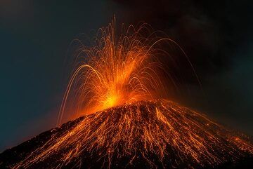 Strombolian explosion at Krakatau on 20 Nov 2018 evening. (Photo: Tom Pfeiffer)