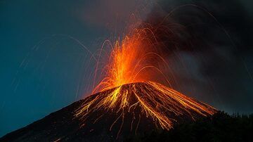 An ash-rich explosion observed with a wider angle lens. (Photo: Tom Pfeiffer)