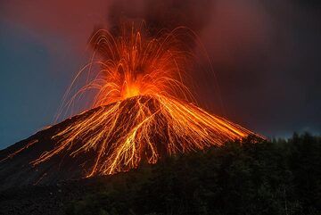 A larger explosion covers the whole cone of Anak Krakatau with lava bombs. (Photo: Tom Pfeiffer)