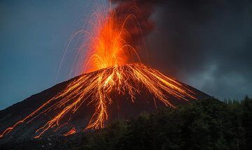 Symmetric strombolian eruption of moderate size at Anak Krakatau on 20 Nov 2018 evening. (Photo: Tom Pfeiffer)