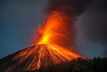 Almost all eruptions now are rather on the large side of the scale... (Photo: Tom Pfeiffer)