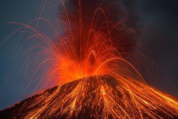 Eruption with (comparably) less bombs and more ash. (Photo: Tom Pfeiffer)
