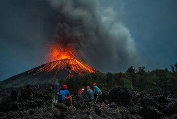 Gruppe beobachtet Anak Krakatau während unseres Vulkan-Specials im November 2018. (Photo: Tom Pfeiffer)