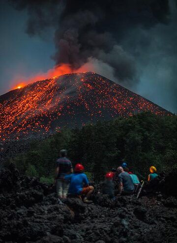 Drei Eruptionen mit der Gruppe im Vordergrund in 3 Minuten... (Photo: Tom Pfeiffer)