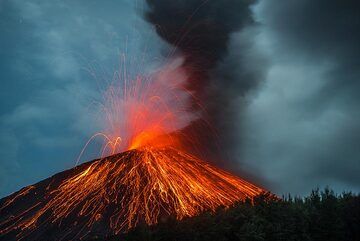 For a while, activity returns to regular strombolian explosions at intervals of few minutes and moderate in size. (Photo: Tom Pfeiffer)