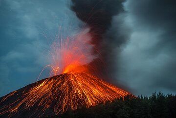 Pendant un certain temps, l'activité revient à des explosions stromboliennes régulières à quelques minutes d'intervalle et d'ampleur modérée. (Photo: Tom Pfeiffer)