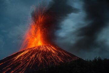 Strombolianischer Ausbruch vor einem mondbeschienenen Himmel. (Photo: Tom Pfeiffer)