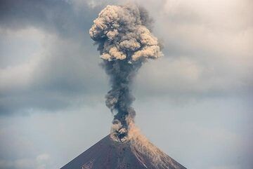 Ash column rising vertically from the crater. (Photo: Tom Pfeiffer)