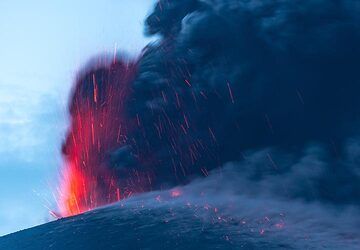 Incandescent jet of ash and small bombs. (Photo: Tom Pfeiffer)