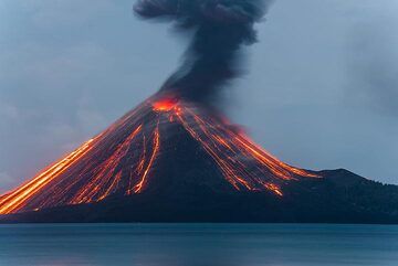 Bei diesen Vulkanausbrüchen entstehen typischerweise 1–2 km hohe Aschewolken, die plötzlich viel Material ausstoßen, aber nur vergleichsweise wenige glühende Lavasteine. (Photo: Tom Pfeiffer)