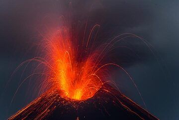 Beautiful eruption early on 22 Nov. (Photo: Tom Pfeiffer)