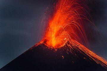 Explosion with most material falling on the eastern slope. (Photo: Tom Pfeiffer)