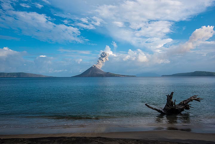 krakatau_k19815.jpg (Photo: Tom Pfeiffer)