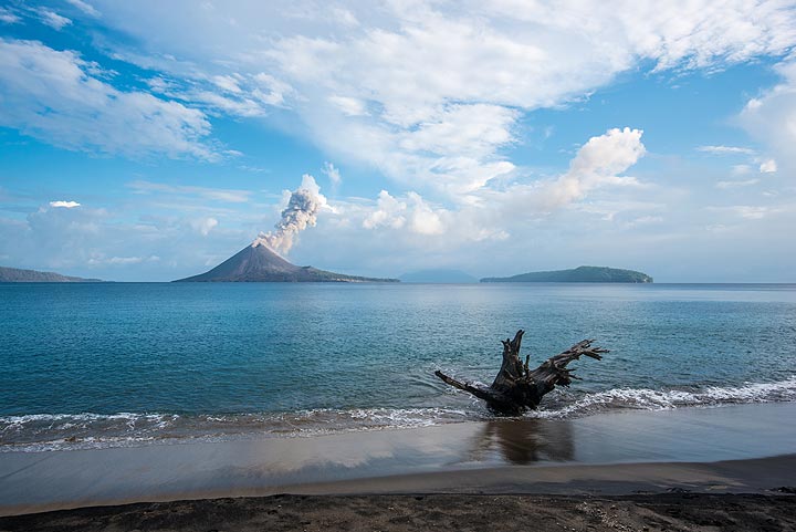 krakatau_k19818.jpg (Photo: Tom Pfeiffer)