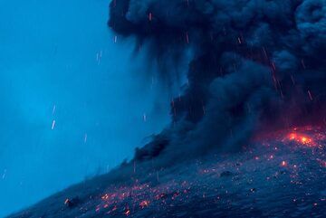 At the end of the eruption, lava does not continue to glow for very long. (3/3 in series). (Photo: Tom Pfeiffer)
