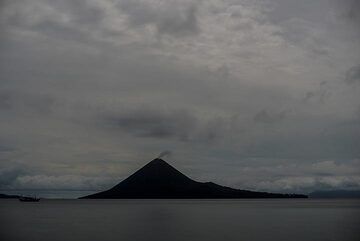 Strong rain forced us to leave soon after the previous image; after it ceased during the night 22-23 Nov, no more eruptions were seen for the rest of the night and until we left. (Photo: Tom Pfeiffer)