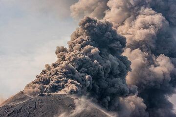 Fuerte salida de ceniza en el volcán Krakatau la tarde del 13 de octubre de 2018 (Photo: Tom Pfeiffer)
