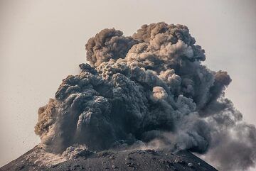 Very ash-rich strombolian activity in the afternoon of 13 Oct 2018. (Photo: Tom Pfeiffer)