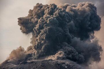 Kontinuierliche leichte Explosionen und Aschemissionen aus Anak Krakatau am Nachmittag des 13. Oktober 2018. (Photo: Tom Pfeiffer)