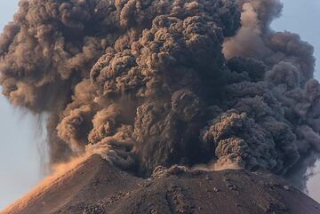 Ash emission from Anak Krakatau on 13 Oct 2018 (Photo: Tom Pfeiffer)