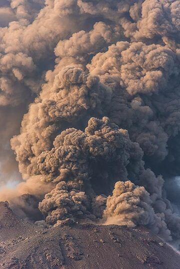 Ash emission from Anak Krakatau on 13 Oct 2018 (Photo: Tom Pfeiffer)