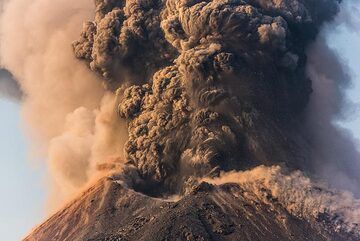 Strong ash emissions in the evening light. (Photo: Tom Pfeiffer)