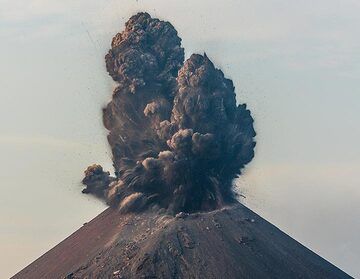 Explosions with ash plumes rising a few hundred meters, but only few bombs onto the slopes of the cone continue for several hours. (Photo: Tom Pfeiffer)