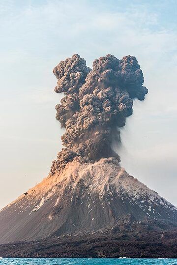 Après plusieurs heures d'émissions de cendres légères à fortes et d'activité de type strombolien, une explosion soudaine beaucoup plus forte avec un fort bruit de détonation se produit vers 16h30, heure locale. (Photo: Tom Pfeiffer)