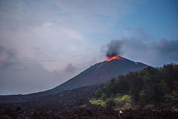 Une légère activité strombolienne s'est produite tout au long de l'après-midi et de la soirée du 14 octobre, vue ici depuis un point de vue près de la pointe sud de la coulée de lave de 2013 de l'Anak Krakatau. (Photo: Tom Pfeiffer)