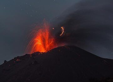 Small and sometimes larger lightning was frequently observed in the ash plumes. (Photo: Tom Pfeiffer)